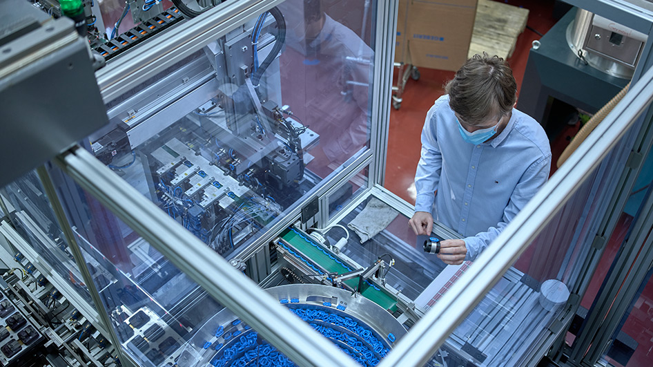 One system, 86 components, five machines … and one tricky task: engineer Pere Taulé Flores in action in Rapperswil-Jona.