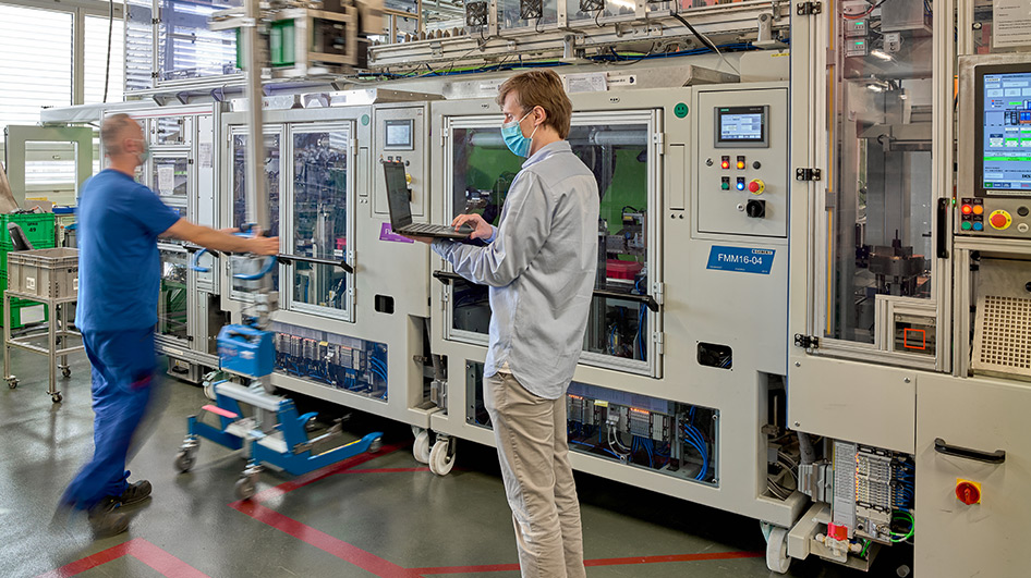 Optimising production processes: Pere Taulé Flores records how long the individual production steps take.