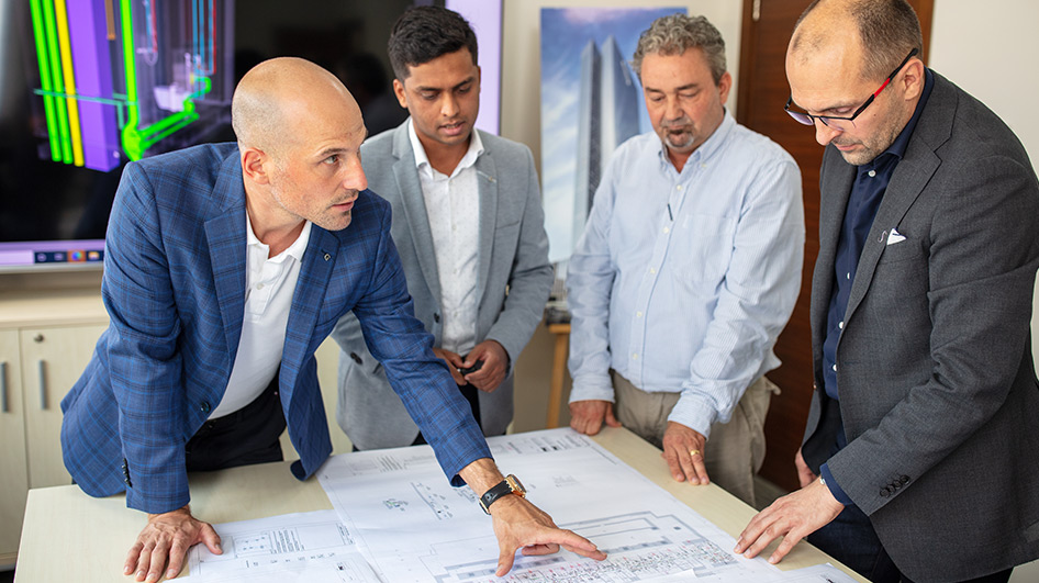 Together with the building contractors, Remo Hirschi (left) works out ideal Geberit solutions.