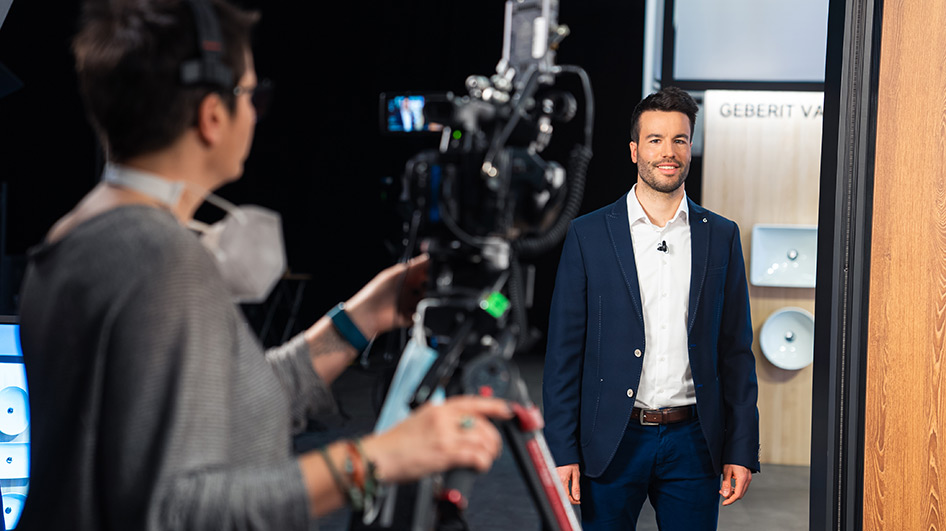 Product manager Sebastian King on camera for a change: the Geberit Innovation Days were streamed online.