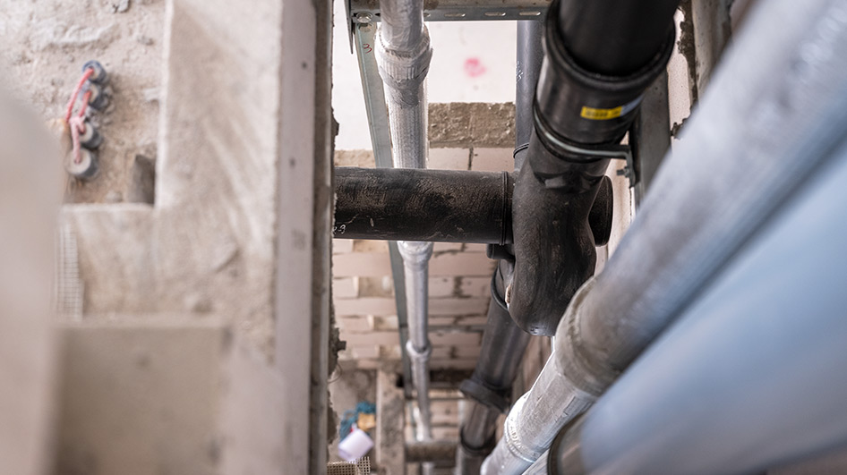 Thanks to Geberit SuperTube, the dimensions of pipe ducts like these can be reduced by half.