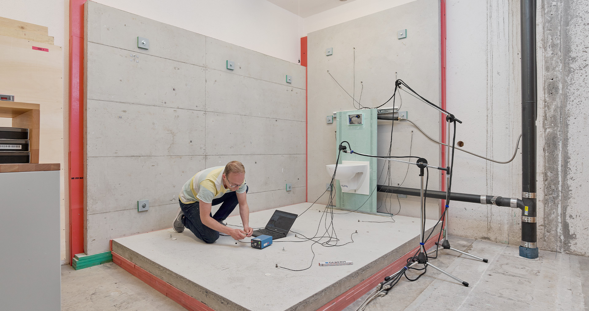 Joachim Förster calibrates the acceleration sensors on the reception plate test stand