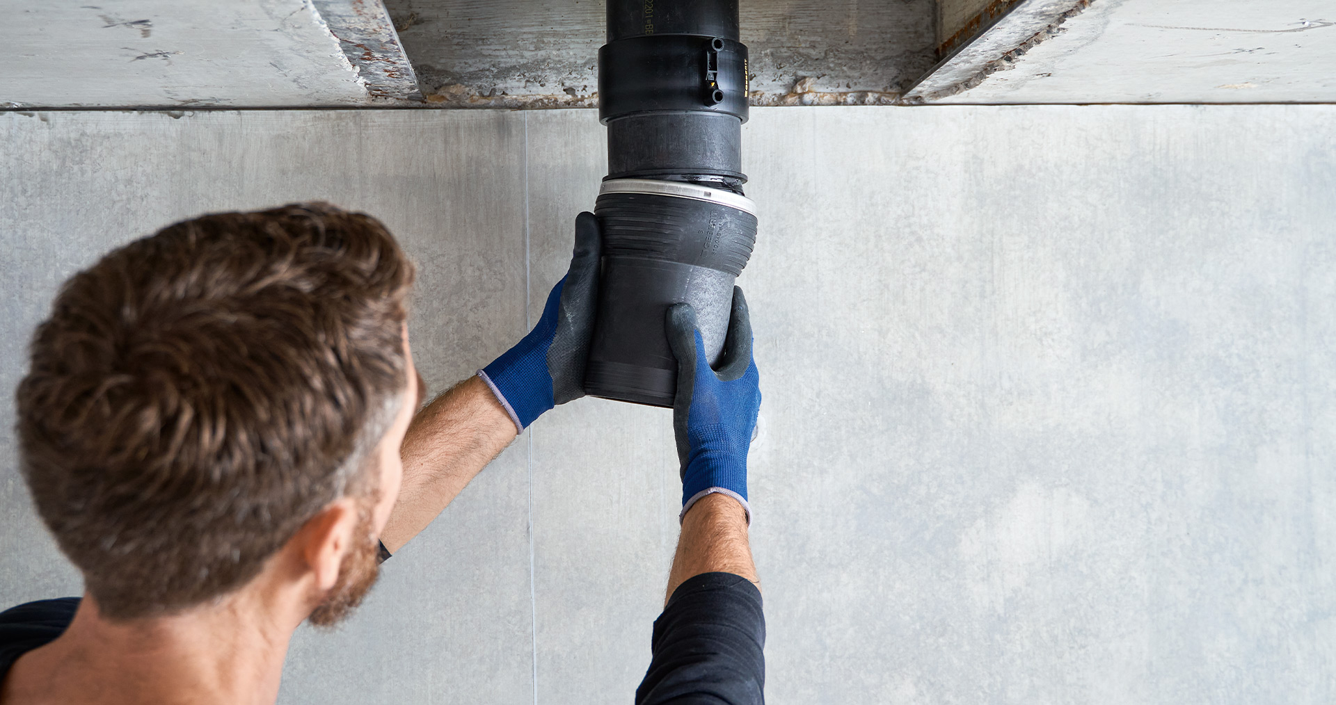 A man installing the Geberit Silent-db20 Offset