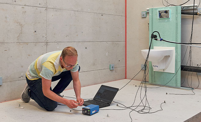Joachim Förster calibrates the acceleration sensors on the reception plate test stand