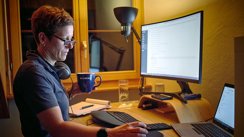 Sara Läng at a computer working from home at four in the morning