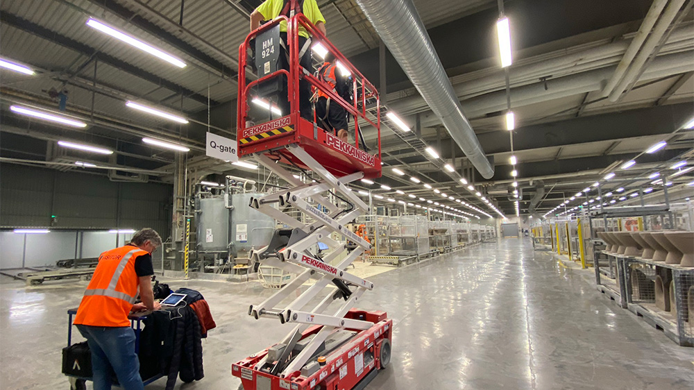 A lifting platform in the production hall