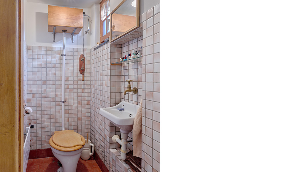 The bathroom with original Phoenix wooden cistern from Geberit