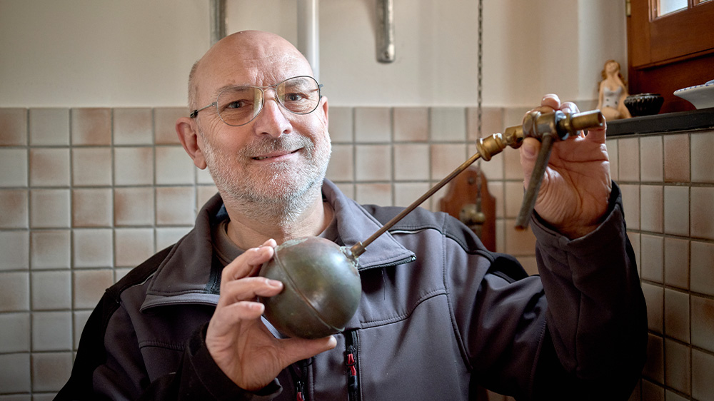 Plumber Paul Bosshard holds an old Geberit float valve