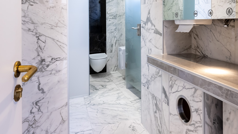 Carrara marble as a design element in the sanitary facilities