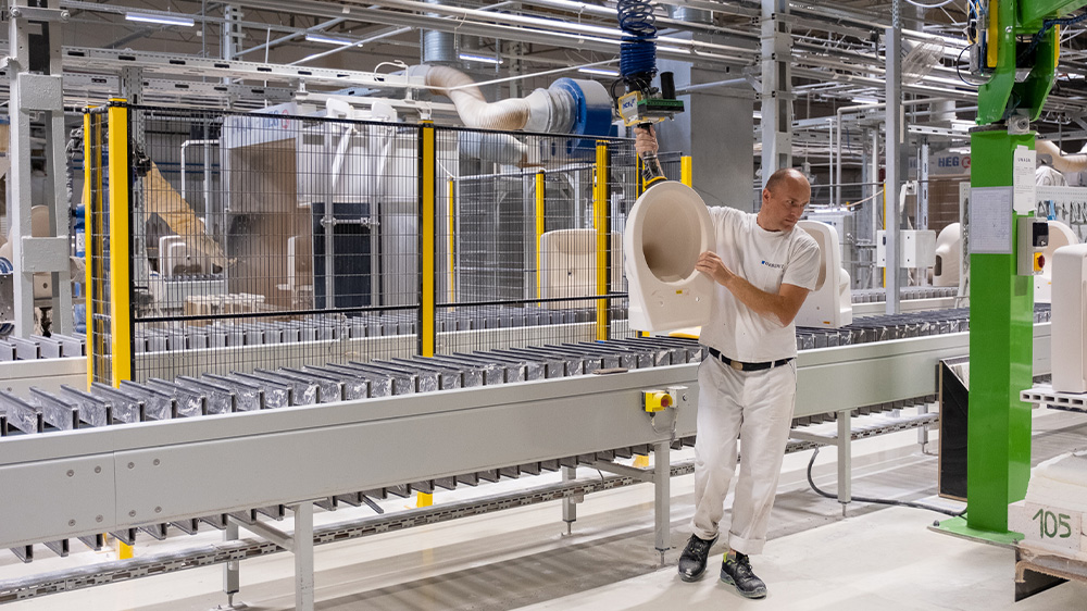 An employee using a liftig aid in the ceramics plant in Koło 