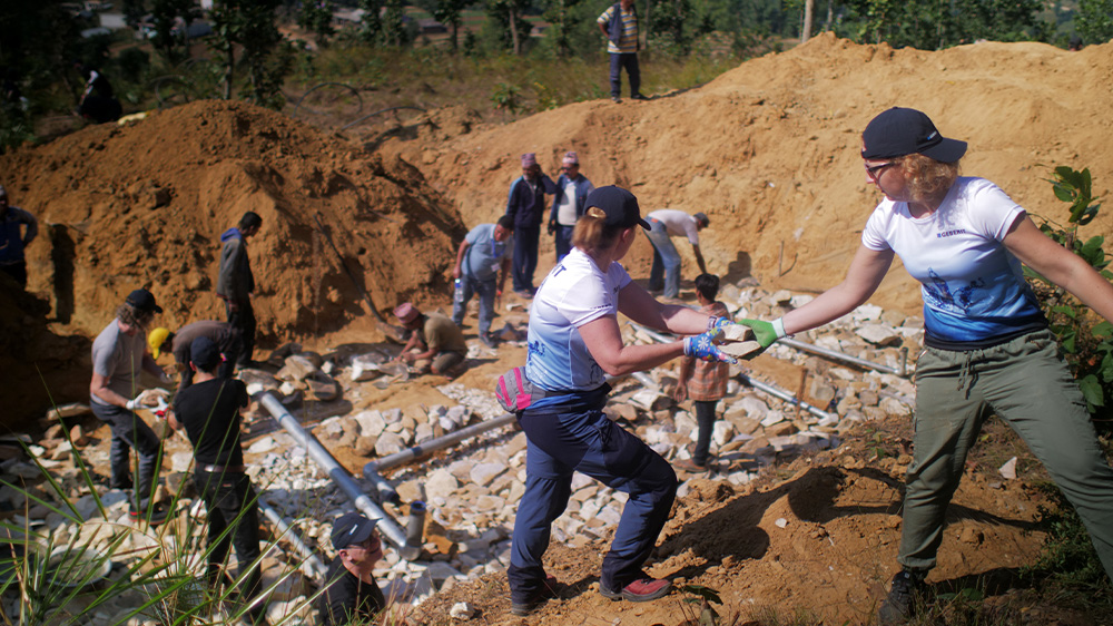 Together with the villagers, the Geberit volunteers create water reservoirs.