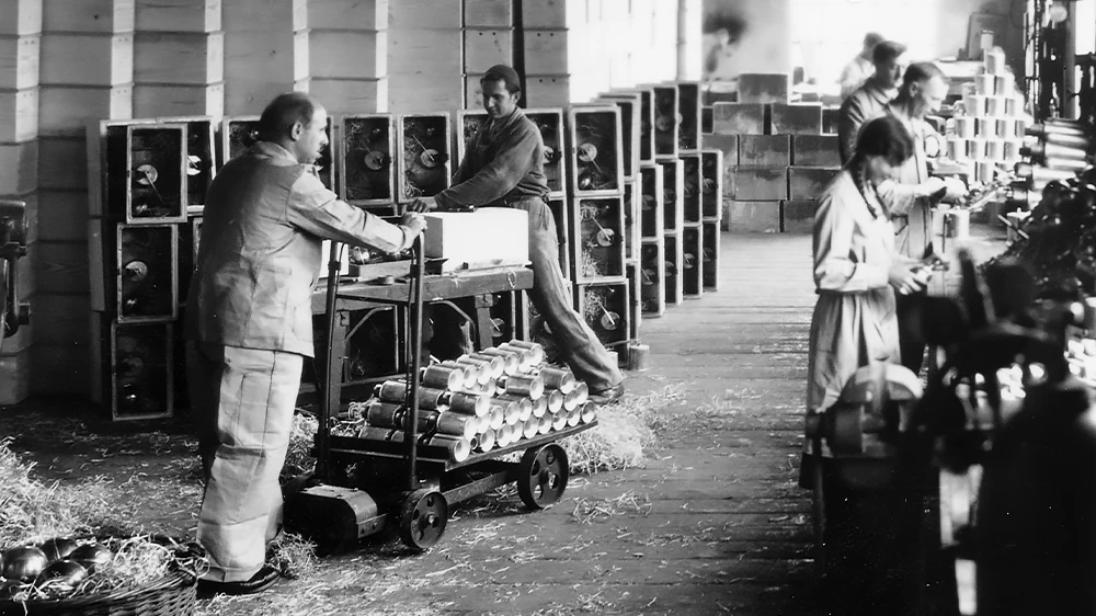 Historical wooden cistern production in Rapperswil, early 20th century