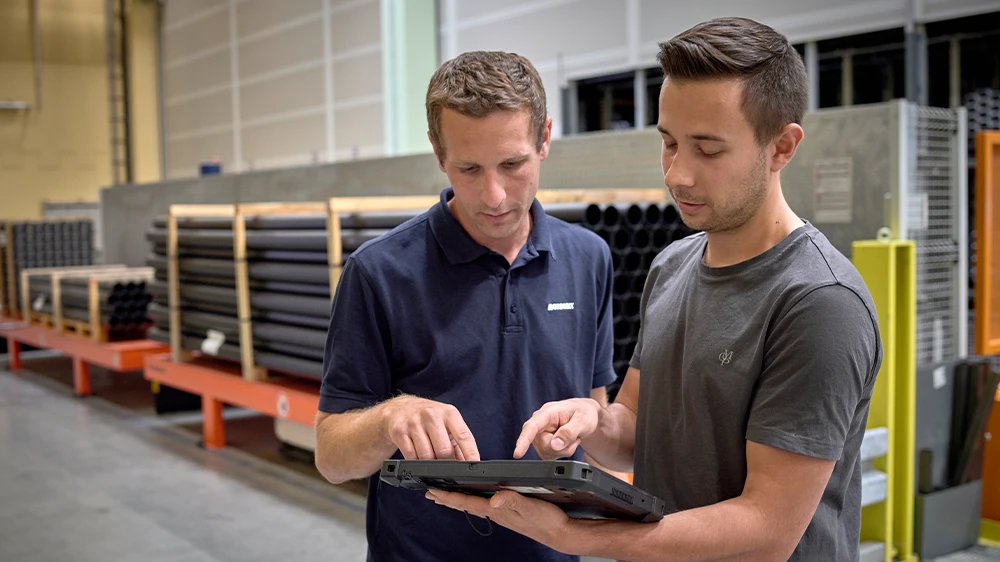 Manuel Renz and Fabian Hiestand work on the digital settings for the new long goods transporter