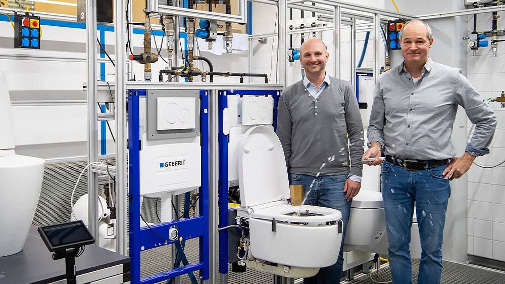 Don’t get wet: Markus Gantenbein and Markus Ott in front of the test facility