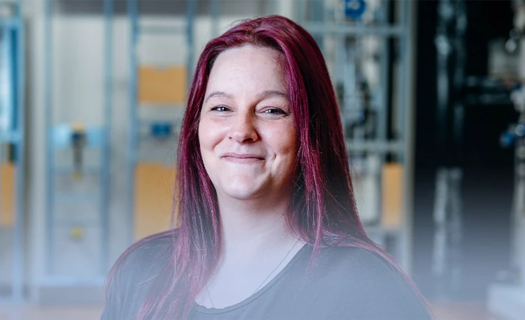 Sarah Berner, production foreman at Geberit in Pottenbrunn, smiles in the factory