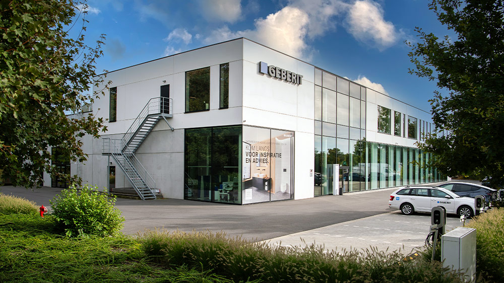 The new Geberit distribution company building in Belgium is situated partly in green surroundings, yet in an industrial area
