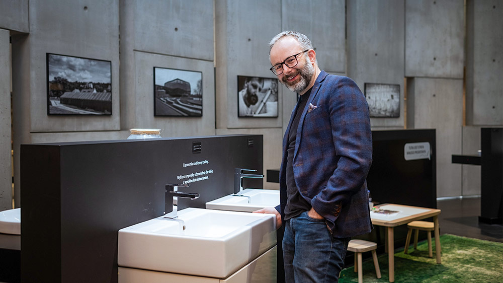 Over 500 showrooms throughout Poland were refitted: a major logistical project for the head of marketing and project manager Krzysztof Brzezinski
