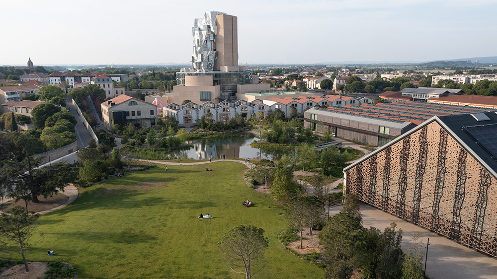 Ein 56 Meter hoher Turm von Frank Gehry thront über dem Kulturzentrum Luma in Arles