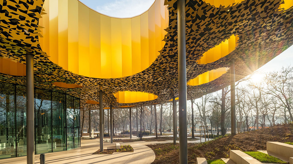 The canopy also offers scope for open-air concerts: “House of Music Hungary” in Budapest