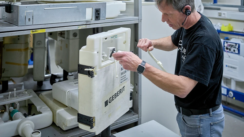 Jürgen Greiner, Geberit technician, maintains a UP 130 cistern from 1996