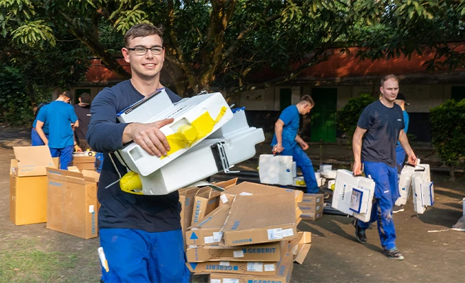 Geberit trainees transport sanitary installations for a social project in a school in India