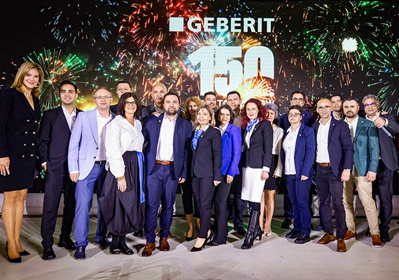 A group of people celebrating Geberit's 150 year jubilee