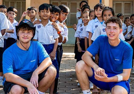 Geberit trainees renovate sanitary facilities in a primary school in Cambodia