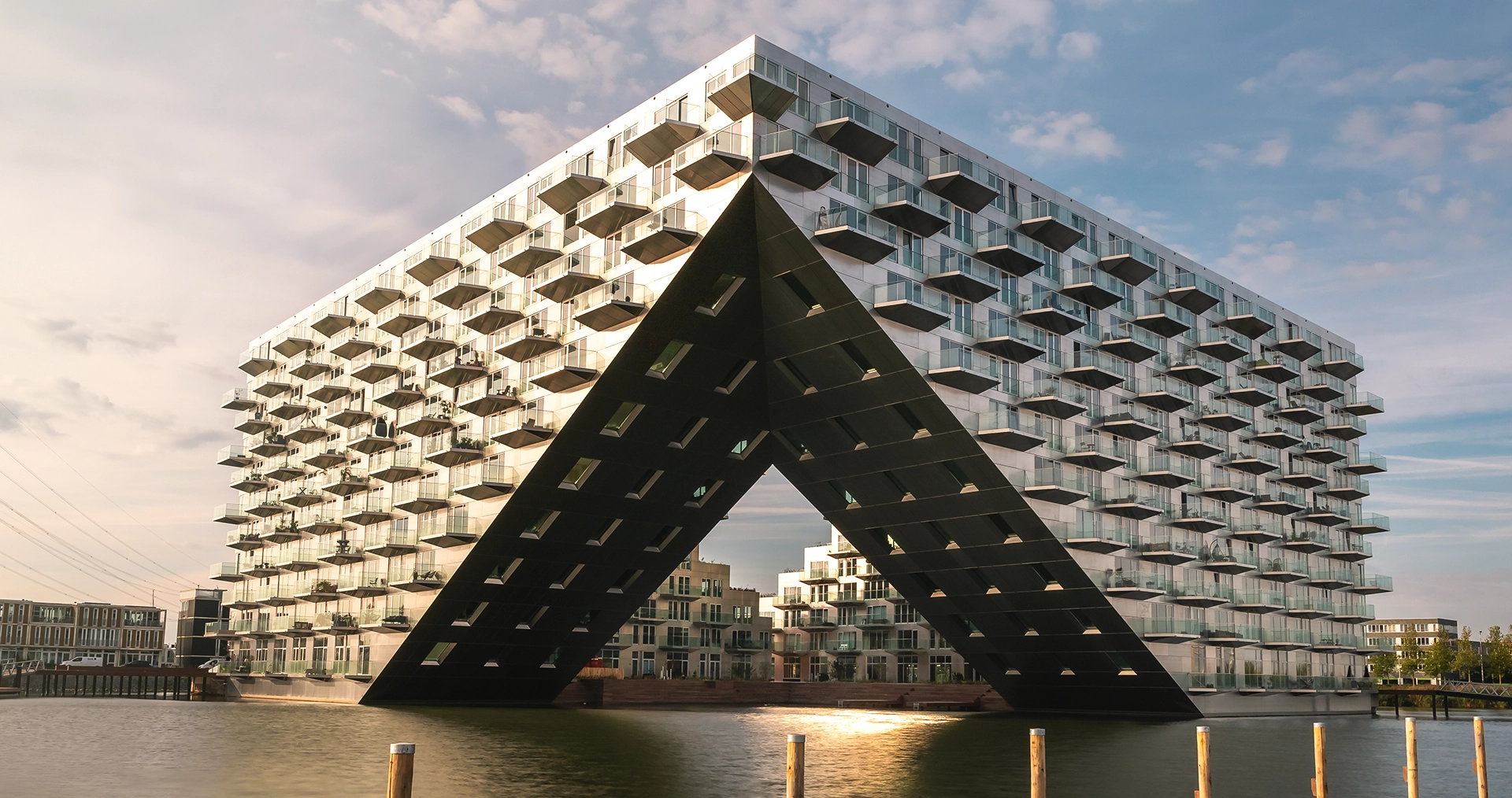 It has “lock” in its name – but in reality it isn’t one: the Sluishuis (“Lock House”) offers residential space directly on Amsterdam harbour.