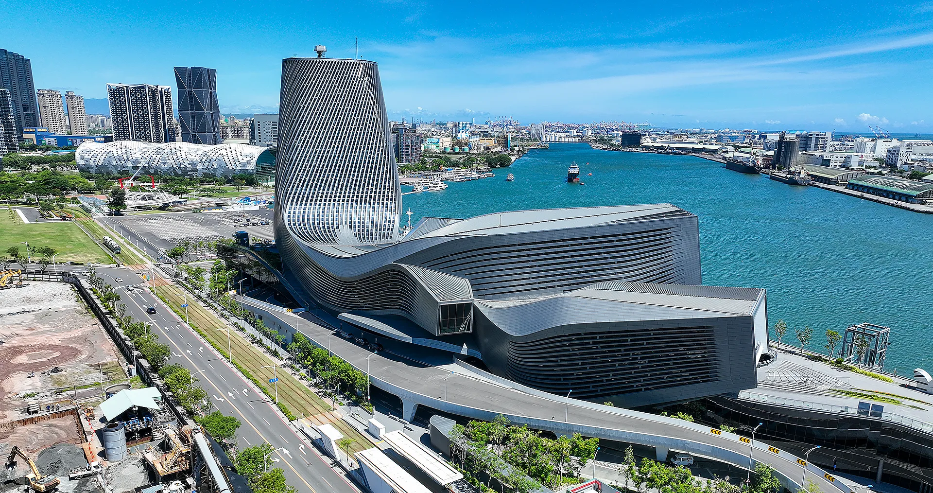 Taiwan’s largest port terminal in Kaohsiung is a shipping hub. Here, container vessels meet cruise ships. On the roof, Geberit Pluvia ensures efficient drainage.