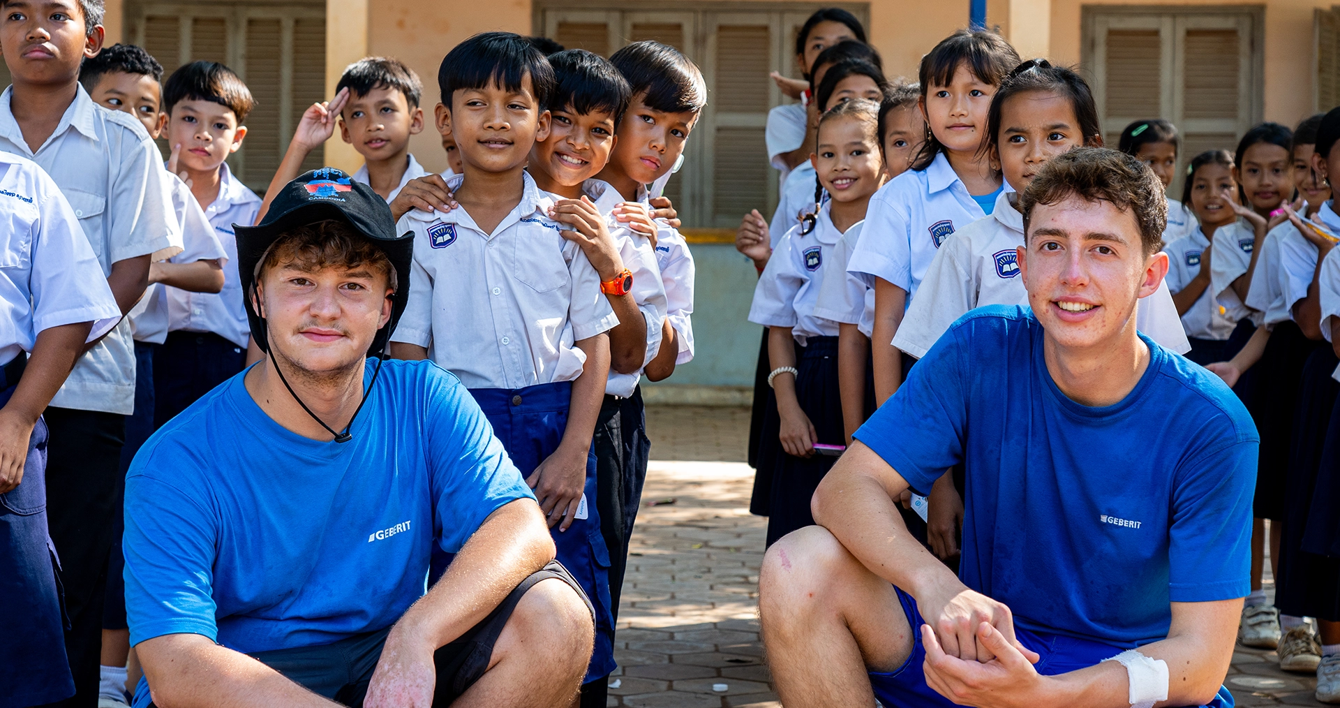 The first time on a building site, and the first time in Cambodia: ten Geberit apprentices travel to Siem Reap in October 2024 to install new sanitary facilities at a local primary school. A social project with a huge impact.