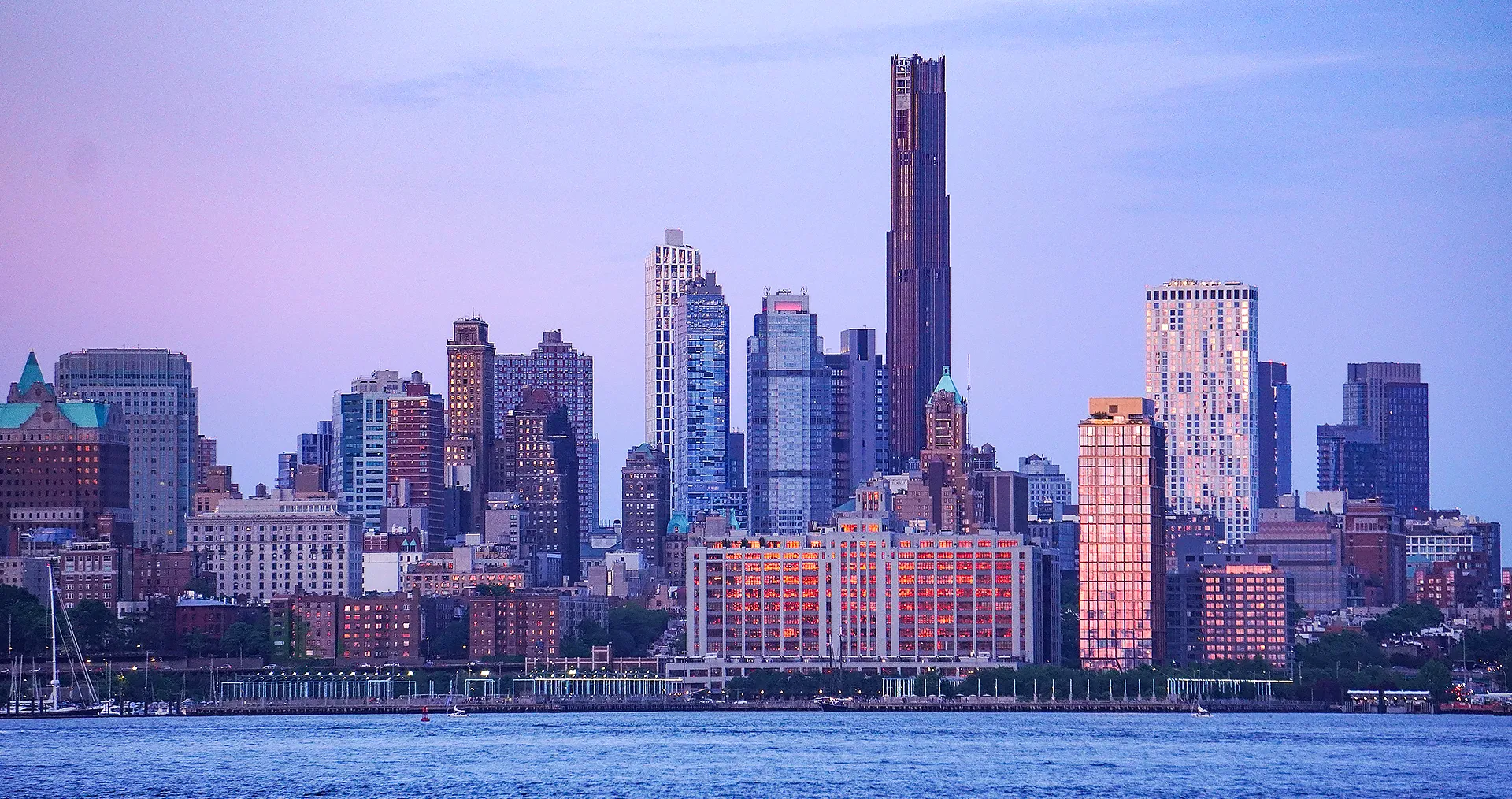 The Brooklyn Tower is a 325-metre-high skyscraper in New York City. Living space is expensive here. This is why space-saving solutions are required – including in the bathrooms of the approximately 550 apartments.