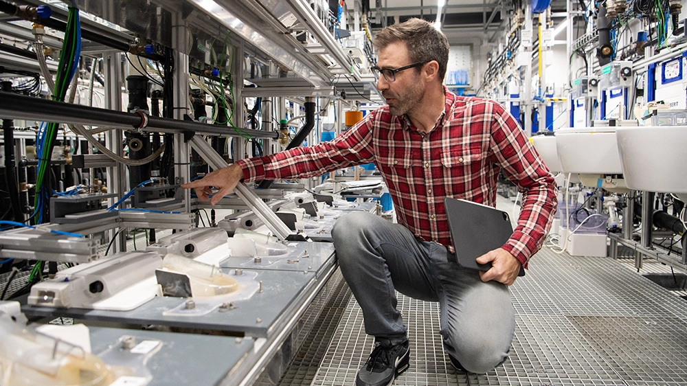 Tested 50,000 times: David Gmür carries out a check during an endurance test of the AquaClean Alba technical units.