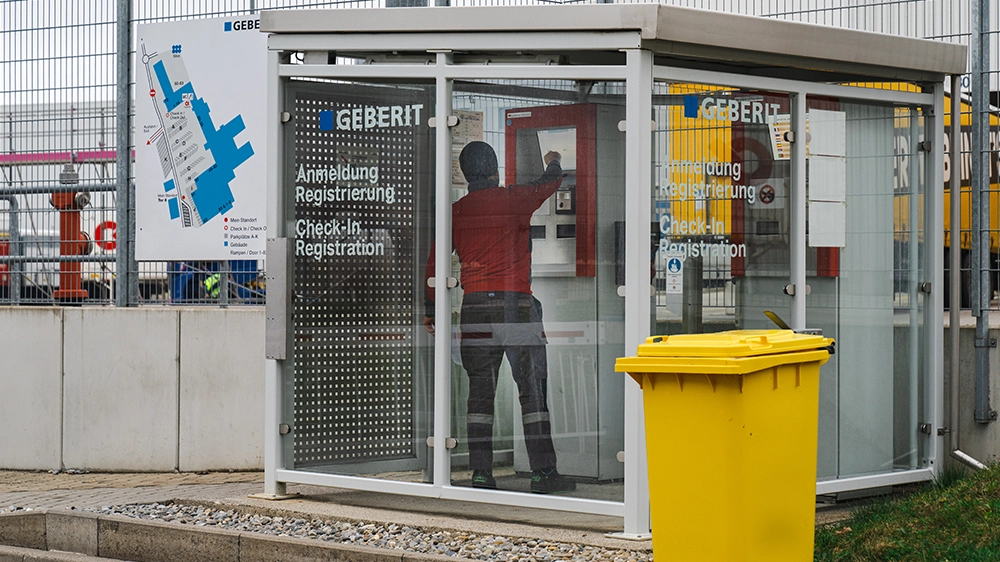 Self check-in: after selecting the language on the display, an entry ticket is issued.