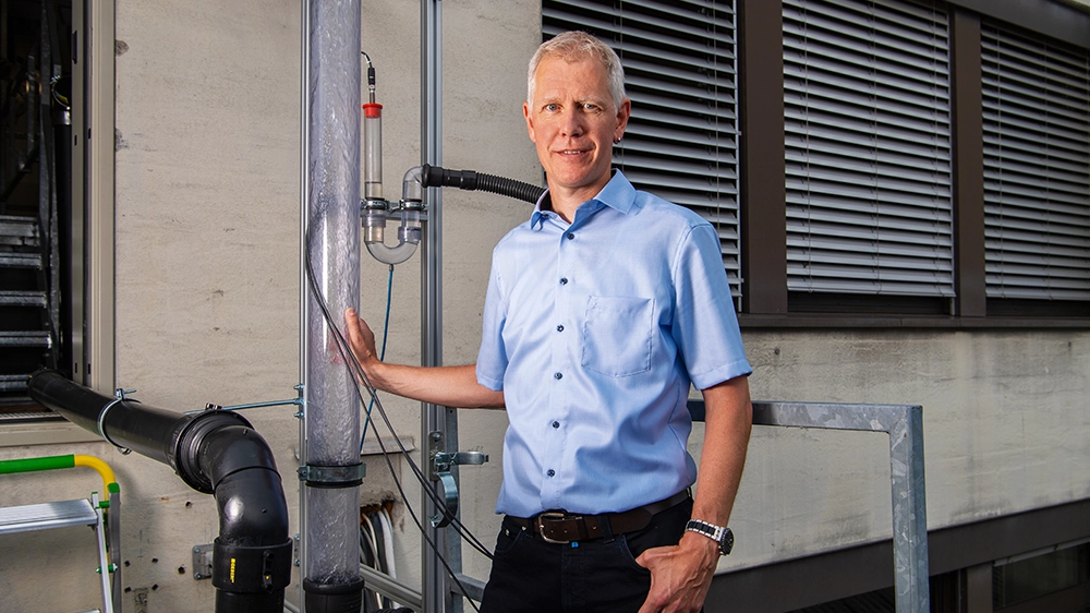 Hydraulics specialist Rolf Weiss at the test setup at Geberit headquarters in Jona.