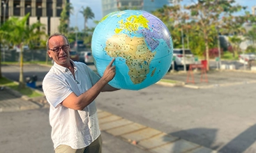 Continent, climate, culture – everything is different, but the French language connects. In 2021, Jean Melotte makes the leap from Europe to the Ivory Coast. Here, he helps to expand Geberit’s presence in West Africa.