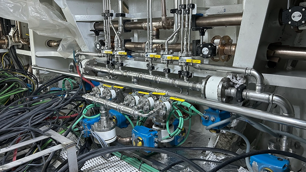 The machine room of a yacht at a shipyard in Istanbul. Mapress CuNiFe and Mapress Stainless Steel pipes are installed here.