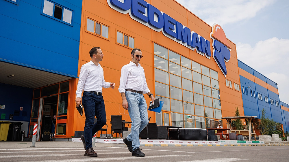 Paul Blajan (left) and Liviu Bulea on their monthly visit to Romania’s largest DIY chain.