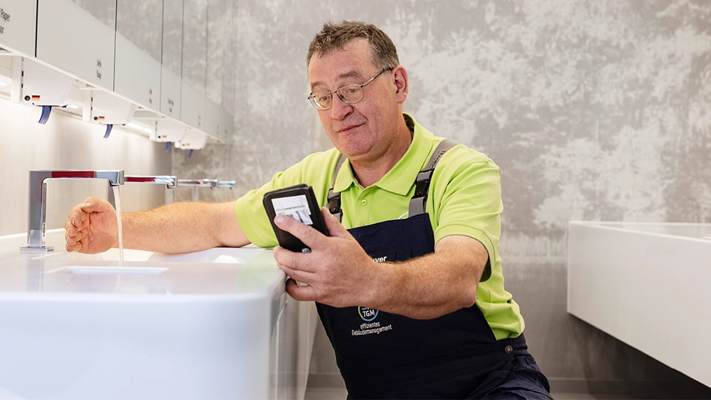 Geberit Connect and the Control app make commissioning, operation and maintenance easier for facility managers, service technicians and plumbers.