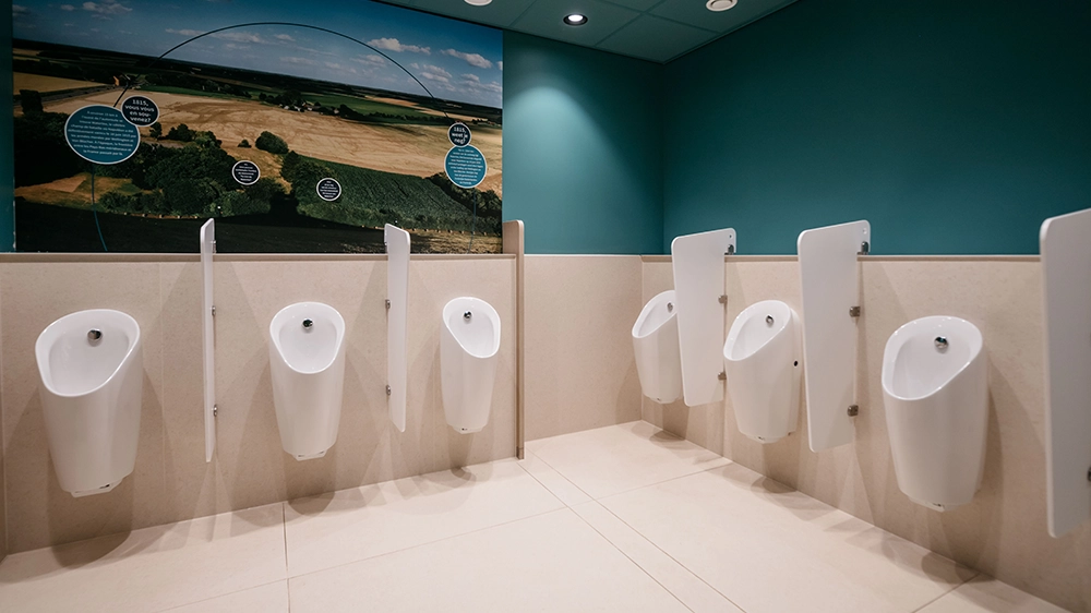 Many products are from Geberit, such as the Preda urinals at the BREAK service station in Evendorf (DE).