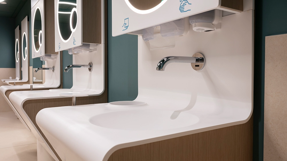 Geberit Piave taps are installed at the washbasins.