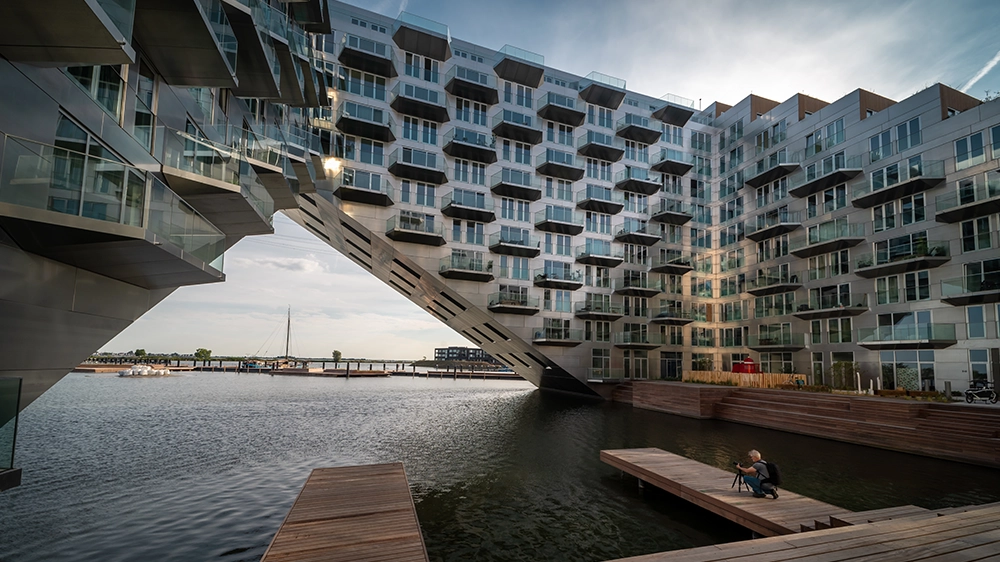 A triangular opening allows for views of the water from the inner courtyard.