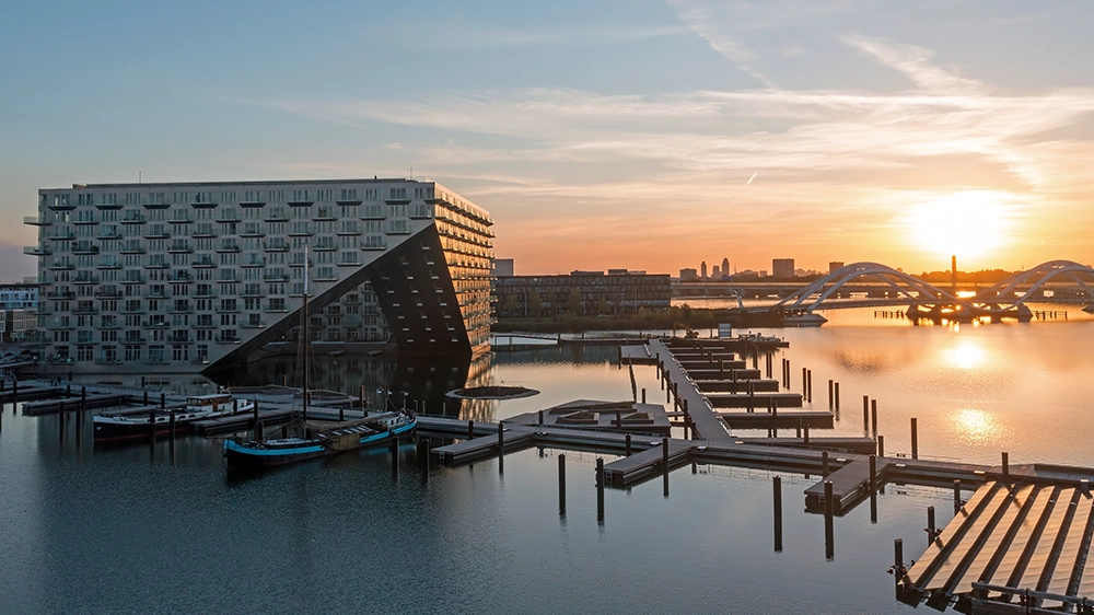 The Sluishuis protrudes into IJmeer lake east of the centre of Amsterdam like a ship’s bow.