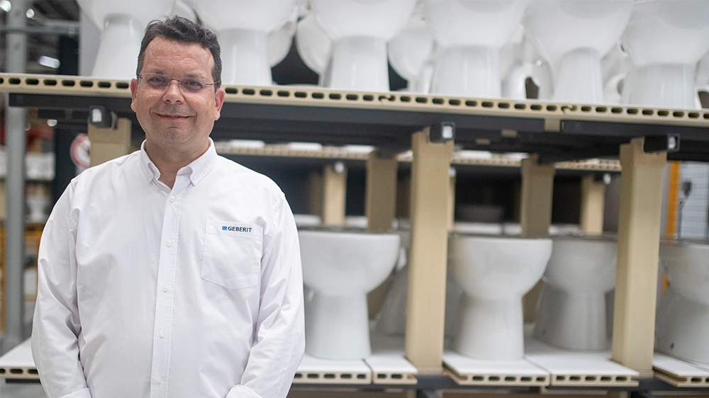 Managing Director Mário Cunha in front of the new double-decker kiln.