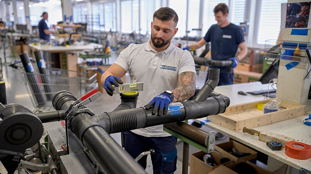 An employee of PE Fabrikations AG during prefabrication of a discharge pipe.