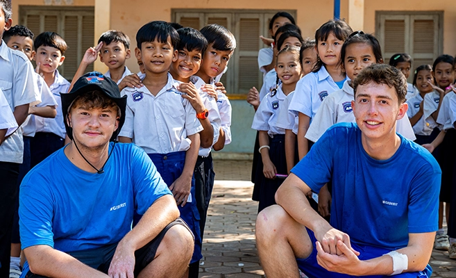 The first time on a building site, and the first time in Cambodia: ten Geberit apprentices travel to Siem Reap in October 2024 to install new sanitary facilities at a local primary school. A social project with a huge impact.