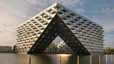 The multifunctional “Silt” building stretches like a dune along the beach in Middelkerke, Belgium. Only the hotel tower stands out. Geberit products are an important factor in the design of the building complex.