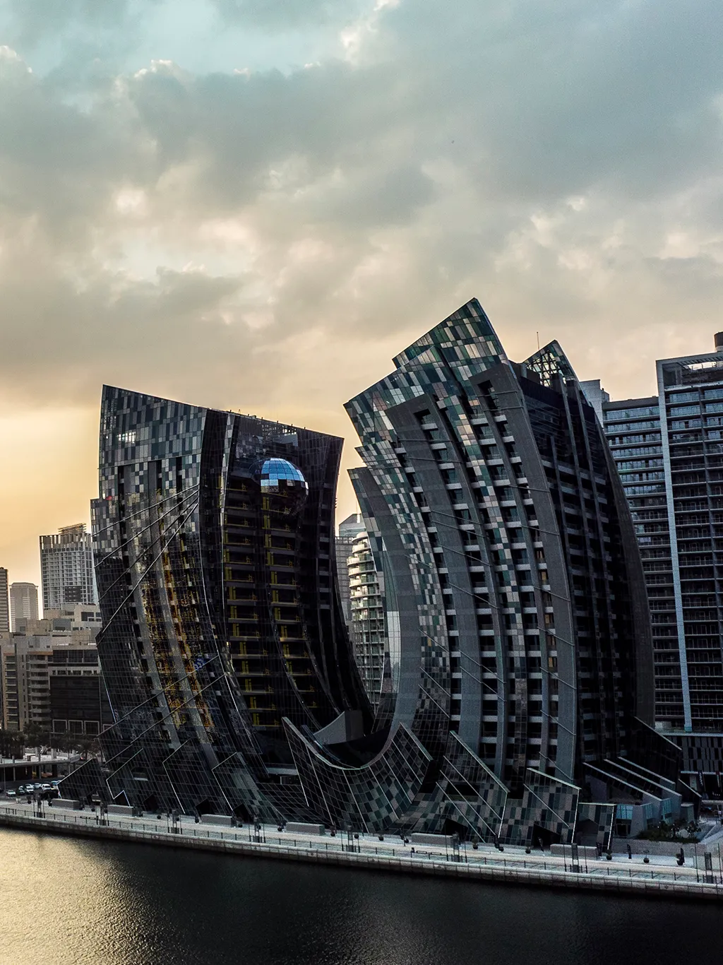 The Da Vinci Tower in Dubai (UAE) is reminiscent of an open oyster.
