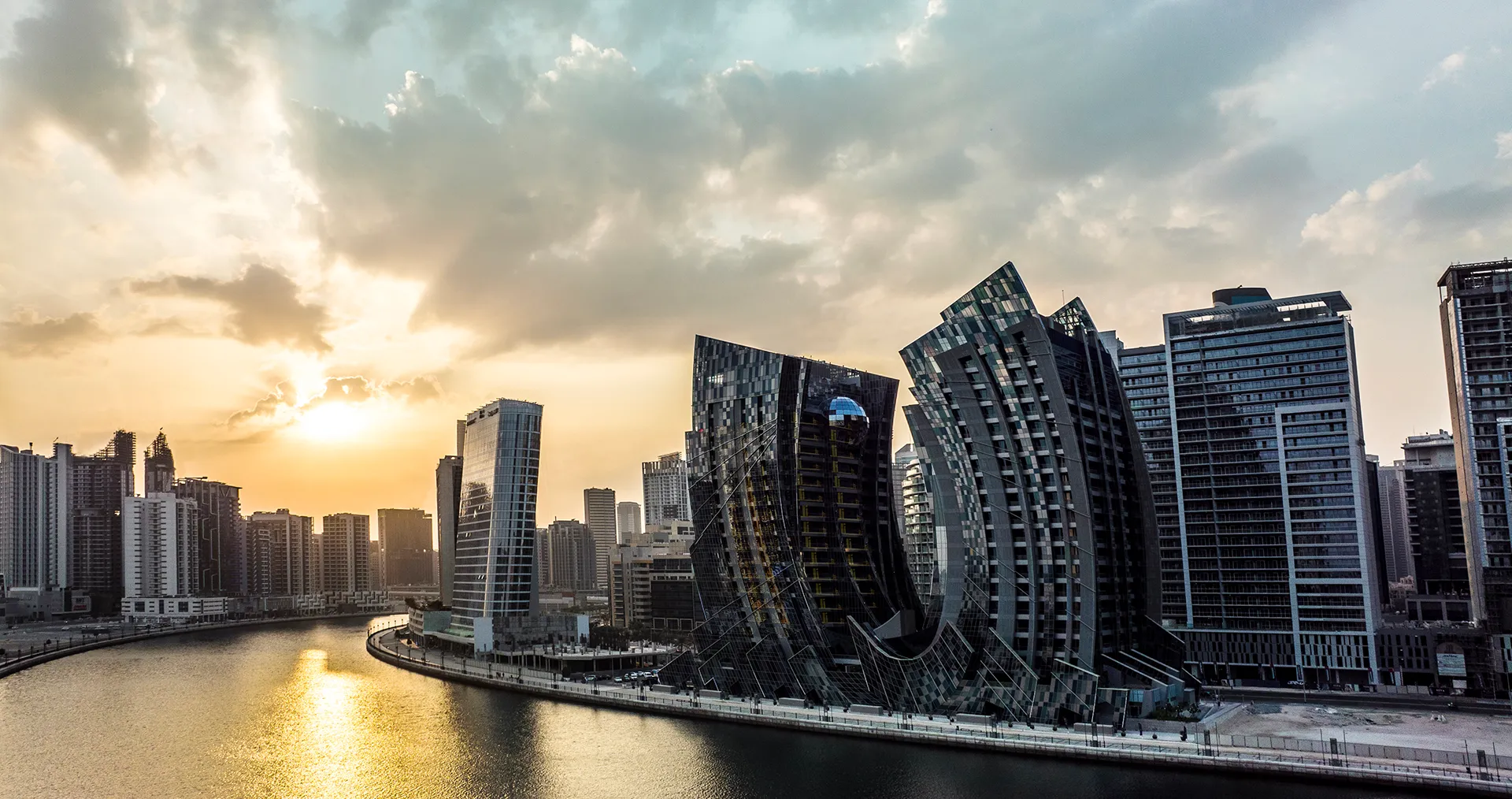 The Da Vinci Tower in Dubai (UAE) is reminiscent of an open oyster. (Photo)