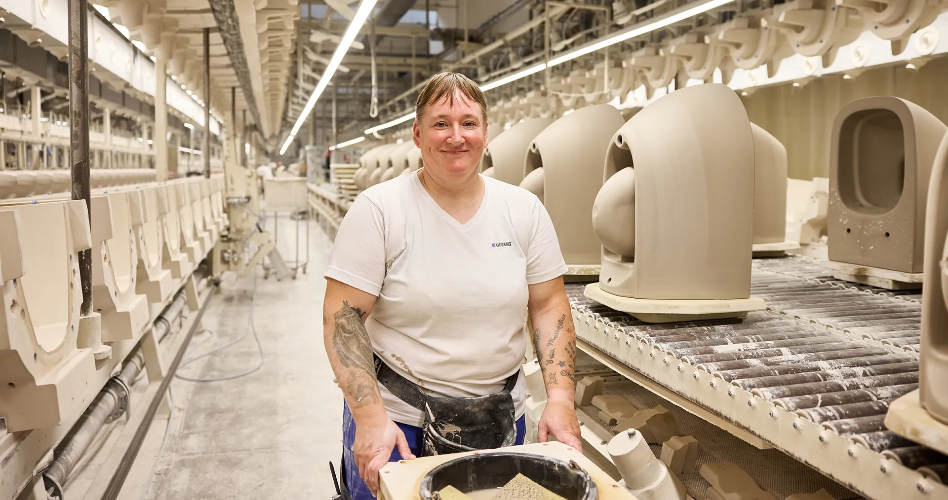 Employee Nadja Böckel works at the production site in Haldensleben, Germany. (Photo)
