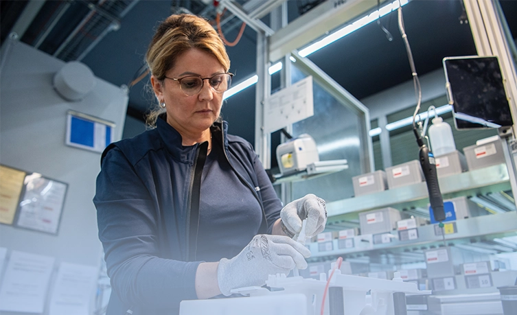 Jasminka Rodojković is assembling at Geberit headquarters in Rapperswil-Jona, Switzerland. (Photo)